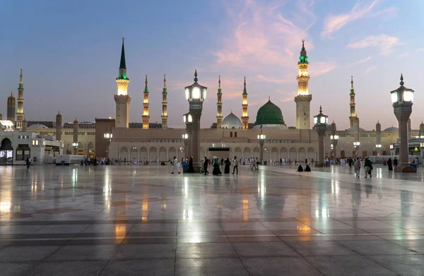 Muslims wearing traditional clothing in the temple of the Nabawi — Stock Photo, Image