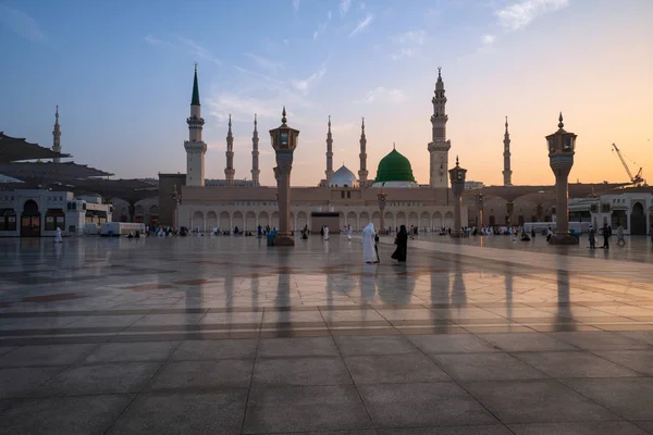 Musulmans vêtus de vêtements traditionnels dans le temple des Nabawi — Photo