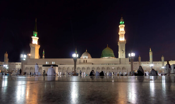 Мусульмане в традиционной одежде в храме Набави
