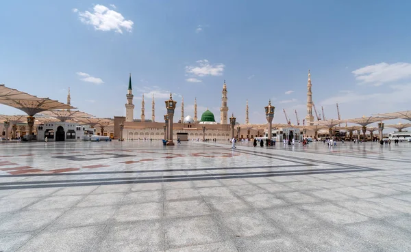 Musulmanes vistiendo ropa tradicional en el templo de los Nabawi — Foto de Stock