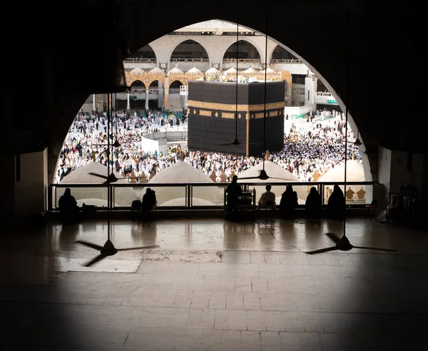 Muzulmánok gyűlt össze a világ különböző országaiban Mekkája. — Stock Fotó