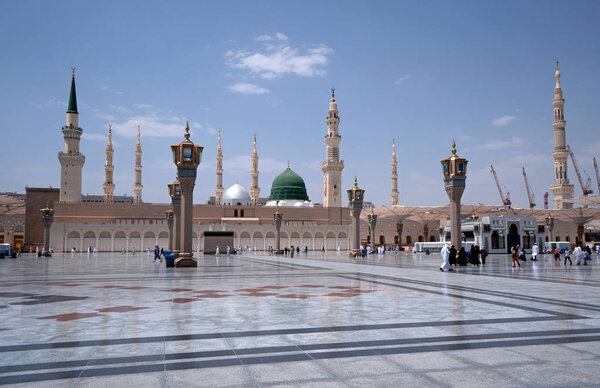 Мусульмане в традиционной одежде в храме Набави
