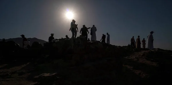 Tłumy pielgrzymów, którzy przychodzą do odwiedzenia Mount Uhud — Zdjęcie stockowe