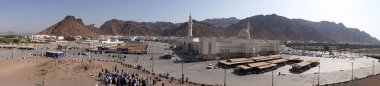 Uhud Dağı'nı ziyarete gelen hacıların kalabalığı