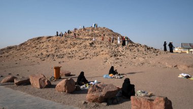 Uhud Dağı'nı ziyarete gelen hacıların kalabalığı