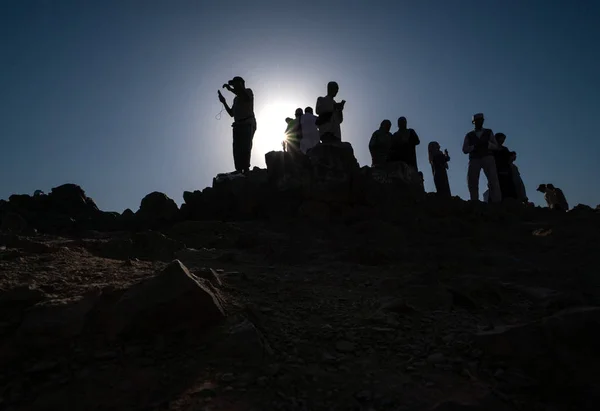 De drukte van de pelgrims die komen om te bezoeken Mount Uhud — Stockfoto