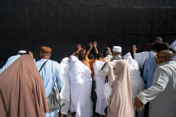 Pellegrini musulmani non identificati vicino al Kaabah — Foto Stock