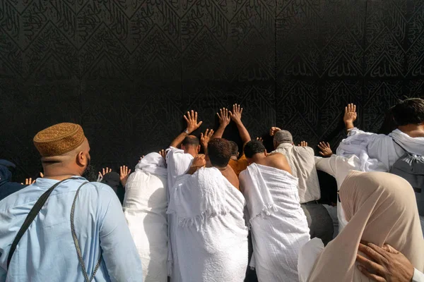 Невідомі мусульманських паломників біля на Kaabah — стокове фото