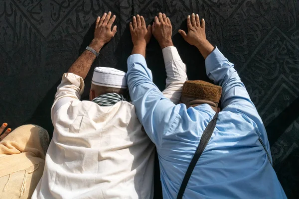 Peregrinos musulmanes no identificados cerca de la Kaabah — Foto de Stock