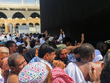 Kimliği belirsiz Müslüman hacıların Kaabah yakın: