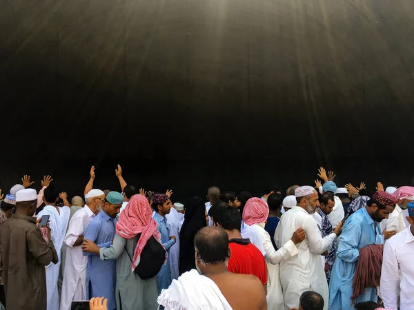Azonosítatlan muzulmán zarándokok közelében a Kaabah — Stock Fotó