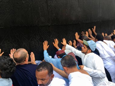 Kimliği belirsiz Müslüman hacıların Kaabah yakın: