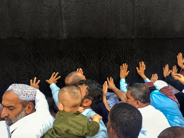 Niet-geïdentificeerde moslim pelgrims in de buurt van de Kaabah — Stockfoto