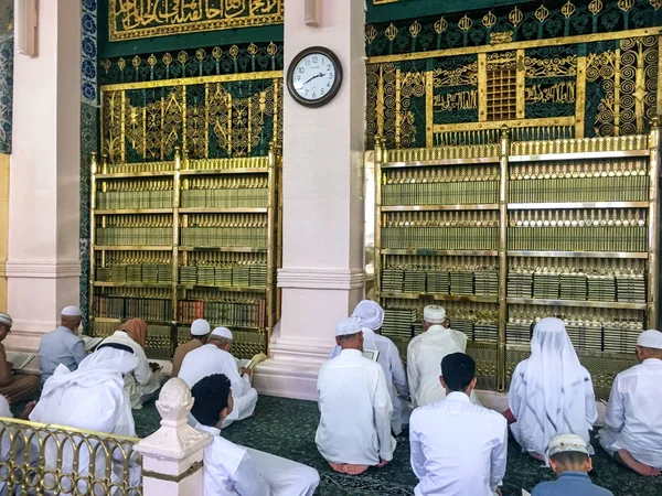 The golden tomb of the prophet Muhammad aleyhisselam. — Stock Photo, Image