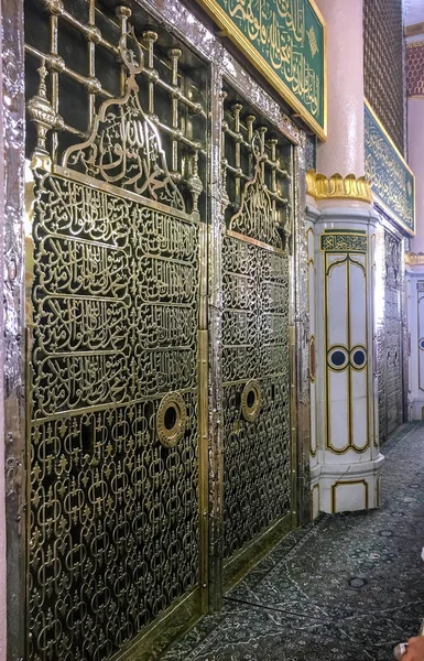 Het gouden graf van de profeet Mohammed aleyhisselam. — Stockfoto