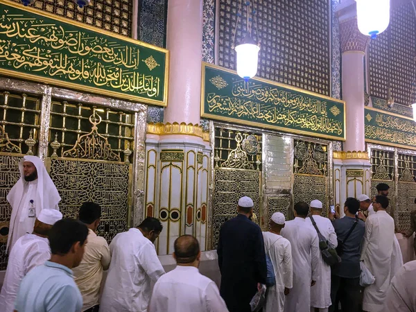O túmulo de ouro do profeta Muhammad aleyhisselam . — Fotografia de Stock