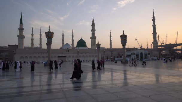 Musulmanes vestidos con ropa tradicional en el templo de la mezquita de Nabawi — Vídeo de stock