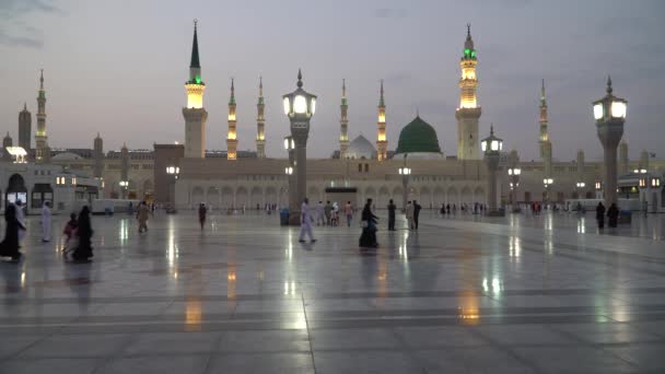 Musulmanes vestidos con ropa tradicional en el templo de la mezquita de Nabawi — Vídeo de stock