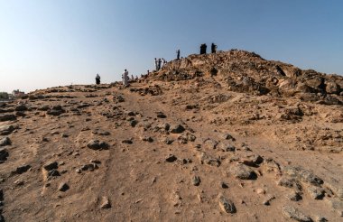 Uhud Dağı'nı ziyarete gelen hacıların kalabalığı