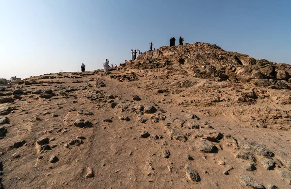 Las multitudes de peregrinos que vienen a visitar el Monte Uhud — Foto de Stock