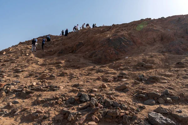 Massorna av pilgrimer som kommer att besöka Mount Uhud — Stockfoto