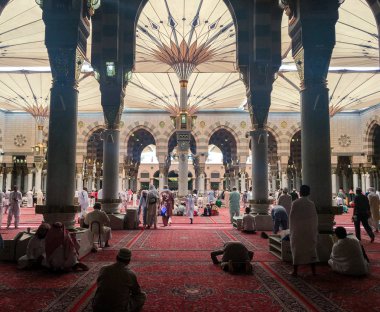 Medine, Suudi Arabistan (Ksa) - 25 Haziran : Müslümanlar Medine'de Nabewi Camii içinde dua etmeye hazır olsun 25 Haziran 2019 Medine, Ksa. Yeşil kubbenin altında Hz. Muhammed'in toprağa verildiği yer var..