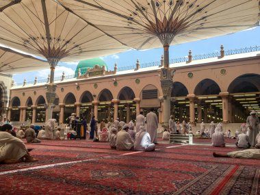 Medine, Suudi Arabistan (Ksa) - 25 Haziran : Müslümanlar Medine'de Nabewi Camii içinde dua etmeye hazır olsun 25 Haziran 2019 Medine, Ksa. Yeşil kubbenin altında Hz. Muhammed'in toprağa verildiği yer var..