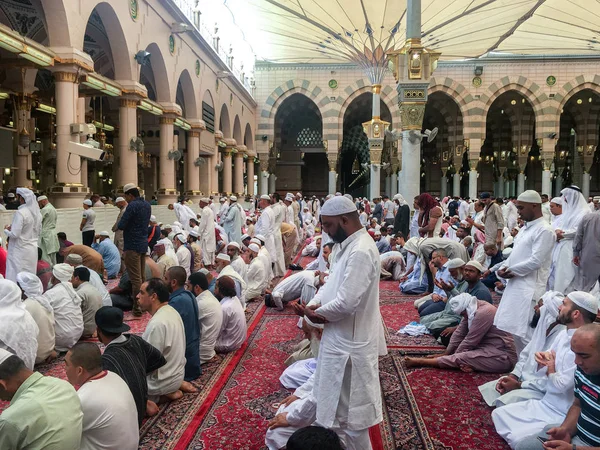 Medina Saúdská Arábie Ksa Června Muslimové Připraví Modlitbám Nabawi Mešitě — Stock fotografie