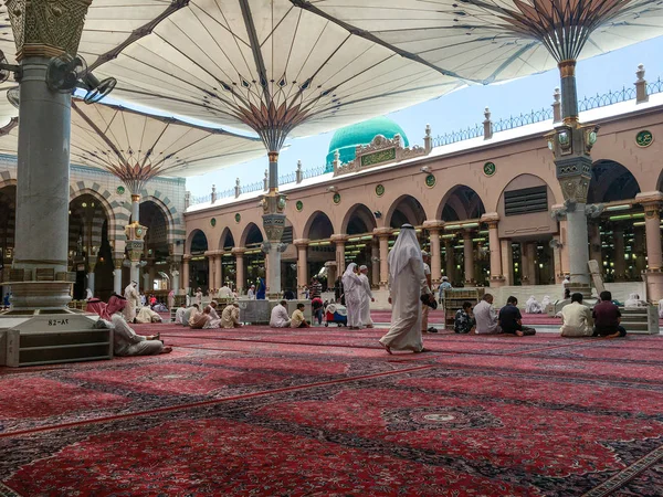 Медина Сауди Арабия Кса Июня Мусульмане Готовятся Молиться Мечети Набави — стоковое фото