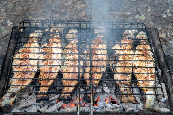 Ryby na grillu z płomieniem. — Zdjęcie stockowe