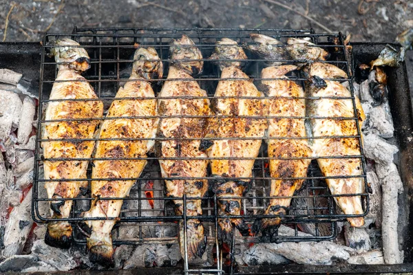 Ryby na grillu z płomieniem. — Zdjęcie stockowe