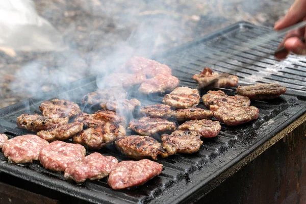 Frikadellen auf dem Grill grillen — Stockfoto