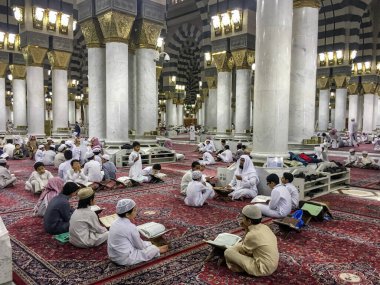 Ravza-i Mutahhara Mescidi El Nabawi 'de cennetten bir bahçe gibi. 