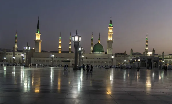 Muslims wearing traditional clothing in the temple of the Nabawi — Stock Photo, Image