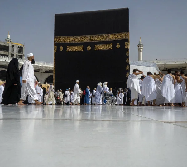 Musulmani riuniti alla Mecca dei diversi paesi del mondo . — Foto Stock