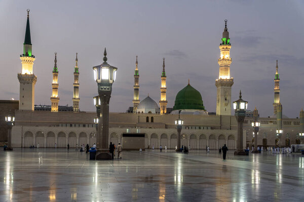 Мусульмане в традиционной одежде в храме Набави
