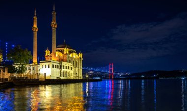 Ortakoy İstanbul panoramik manzara güzel gün batımı Ortakoy Camii ve İstanbul 'daki Boğaz Köprüsü. İstanbul 'un en iyi turistik beldesi. İstanbul 'un romantik manzarası.
