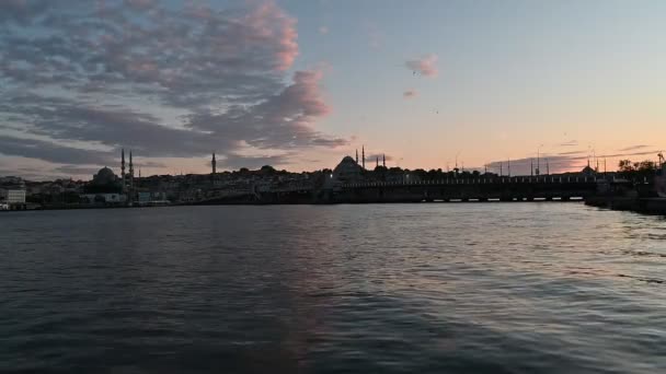 伊斯坦布尔 土耳其 2020年5月25日 日落期间的苏莱曼尼亚清真寺 土耳其伊斯坦布尔上空乌云密布 苏莱曼尼亚清真寺的轮廓 — 图库视频影像