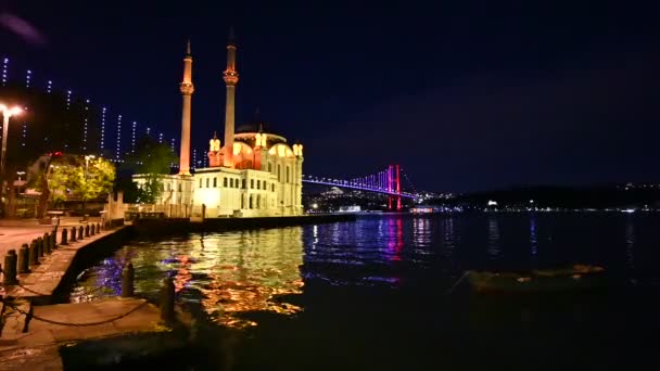 Ortakoyイスタンブールパノラマ風景美しい夕日Ortakoyモスクとボスポラス橋 イスタンブールトルコ イスタンブールの最高の観光地 イスタンブール市のロマンチックな景色 — ストック動画