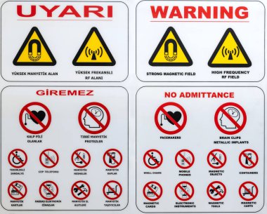 Hastanedeki kontrollü radyoaktif ışık kutusunun girişinde izole uyarı işaretleri var.