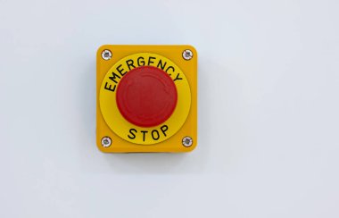 Beyaz arka planda izole edilmiş bir acil stop stüdyosunun aşırı yakın plan görüntüsü