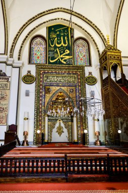 BURSA, TURKEY - Ulu Cami 'nin 4 Temmuz 2020' de Bursa, Türkiye 'deki iç manzarası. Büyük Cami Bursa 'daki en büyük ve ünlü camidir..
