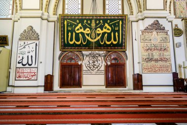 BURSA, TURKEY - Ulu Cami 'nin 4 Temmuz 2020' de Bursa, Türkiye 'deki iç manzarası. Büyük Cami Bursa 'daki en büyük ve ünlü camidir..