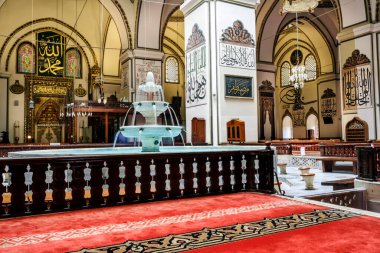 BURSA, TURKEY - Ulu Cami 'nin 4 Temmuz 2020' de Bursa, Türkiye 'deki iç manzarası. Büyük Cami Bursa 'daki en büyük ve ünlü camidir..