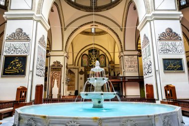 BURSA, TURKEY - Ulu Cami 'nin 4 Temmuz 2020' de Bursa, Türkiye 'deki iç manzarası. Büyük Cami Bursa 'daki en büyük ve ünlü camidir..