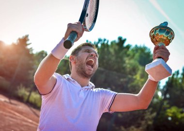 Altın Kadehi ile tenis oyuncusu
