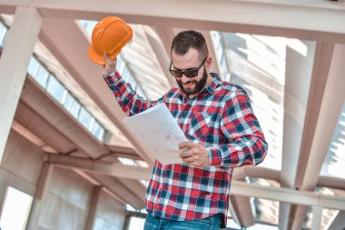 Acımasız kızgın sakal çalışan adam portresi