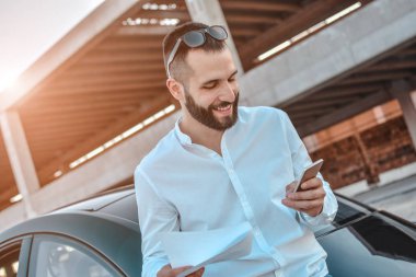 İşçinin el elektrikli matkap makinasıyla atölyede ahşap tahta ile bir delik matkap