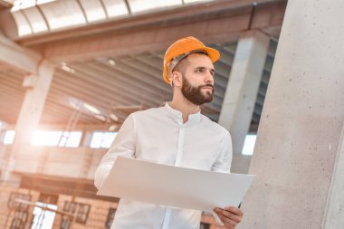 İnşaat alanında çalışan bir mimarın portresi.