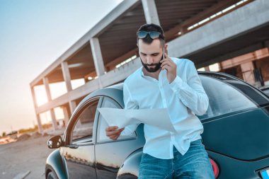 Sakallı adam bir telefon kullanma